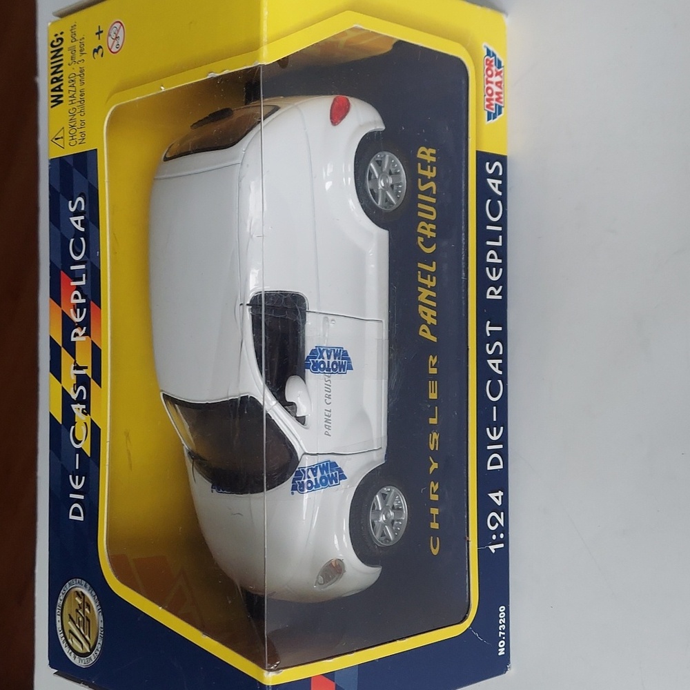 Motor max 1/24 scale chrysler panel cruiser white.New one flap is open.